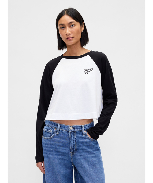 GAP(ギャップ)の「リラックスフィット ラグランスリーブクロップド GAPロゴTシャツ(Tシャツ/カットソー・レディース・ネイビー/グリーン/ブラック/ワイン・XS/S/M/L/XL/XXS)」の2枚目の写真