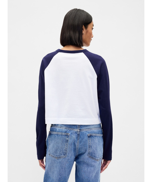 GAP(ギャップ)の「リラックスフィット ラグランスリーブクロップド GAPロゴTシャツ(Tシャツ/カットソー・レディース・ネイビー/グリーン/ブラック/ワイン・XS/S/M/L/XL/XXS)」の8枚目の写真