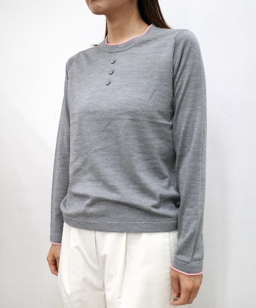 STUDIO PICONE(スタジオピッコーネ)の「【オンラインストア・店舗限定商品】ウール100%3ボタンニット(ニット/セーター・レディース・ライトグレー/グレー・M/L)」の2枚目の写真