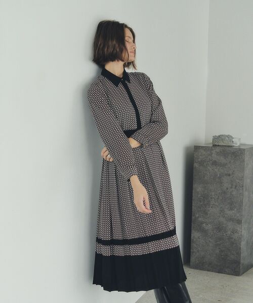 YECCA VECCA(イェッカヴェッカ)の「ジオメ柄プリーツワンピース(ワンピース・レディース・ネイビー/アイボリー・FREE)」の2枚目の写真