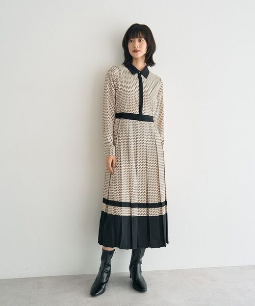 YECCA VECCA(イェッカヴェッカ)の「ジオメ柄プリーツワンピース(ワンピース・レディース・ネイビー/アイボリー・FREE)」の1枚目の写真