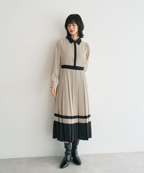 YECCA VECCA(イェッカヴェッカ)の「ジオメ柄プリーツワンピース(ワンピース・レディース・ネイビー/アイボリー・FREE)」の3枚目の写真