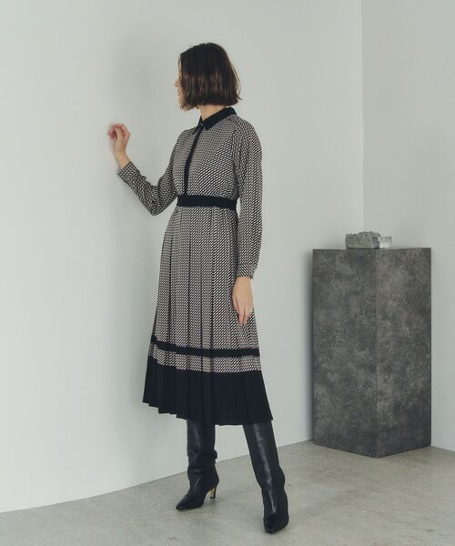 YECCA VECCA(イェッカヴェッカ)の「ジオメ柄プリーツワンピース(ワンピース・レディース・ネイビー/アイボリー・FREE)」の4枚目の写真