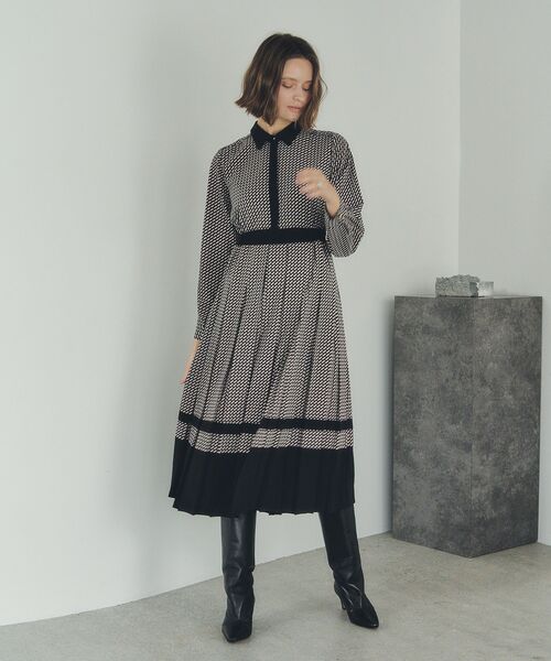 YECCA VECCA(イェッカヴェッカ)の「ジオメ柄プリーツワンピース(ワンピース・レディース・ネイビー/アイボリー・FREE)」の5枚目の写真