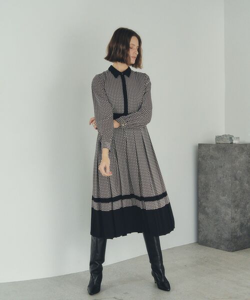 YECCA VECCA(イェッカヴェッカ)の「ジオメ柄プリーツワンピース(ワンピース・レディース・ネイビー/アイボリー・FREE)」の6枚目の写真