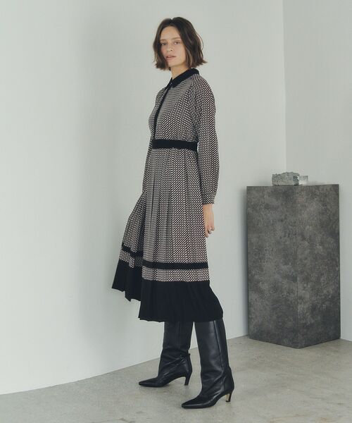 YECCA VECCA(イェッカヴェッカ)の「ジオメ柄プリーツワンピース(ワンピース・レディース・ネイビー/アイボリー・FREE)」の7枚目の写真