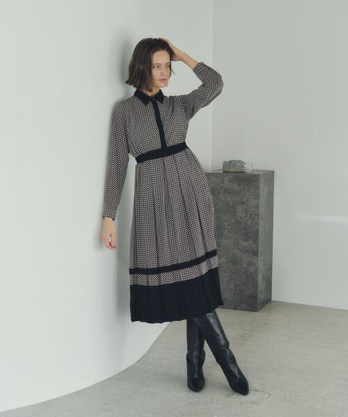 YECCA VECCA(イェッカヴェッカ)の「ジオメ柄プリーツワンピース(ワンピース・レディース・ネイビー/アイボリー・FREE)」の8枚目の写真