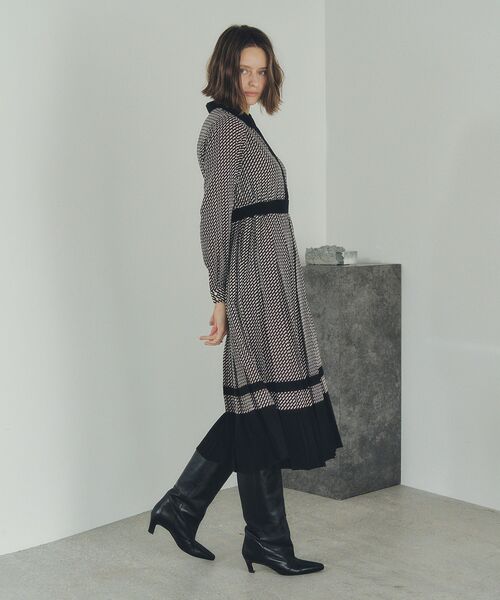 YECCA VECCA(イェッカヴェッカ)の「ジオメ柄プリーツワンピース(ワンピース・レディース・ネイビー/アイボリー・FREE)」の10枚目の写真