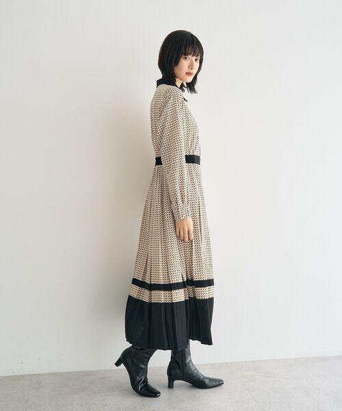 YECCA VECCA(イェッカヴェッカ)の「ジオメ柄プリーツワンピース(ワンピース・レディース・ネイビー/アイボリー・FREE)」の13枚目の写真