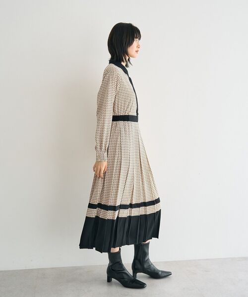 YECCA VECCA(イェッカヴェッカ)の「ジオメ柄プリーツワンピース(ワンピース・レディース・ネイビー/アイボリー・FREE)」の14枚目の写真