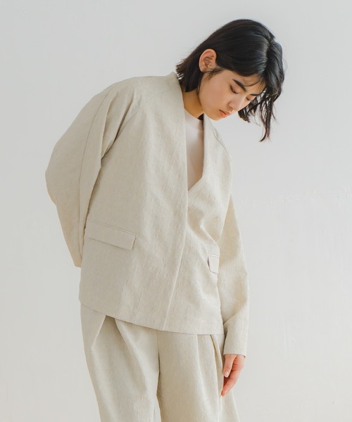 WHYTO.(ホワイト)の「「WHYTO. / ホワイト」ジャカードスリットオーバージャケット(その他アウター・レディース・ネイビー/グレイッシュベージュ/ブラック・38/36)」の2枚目の写真