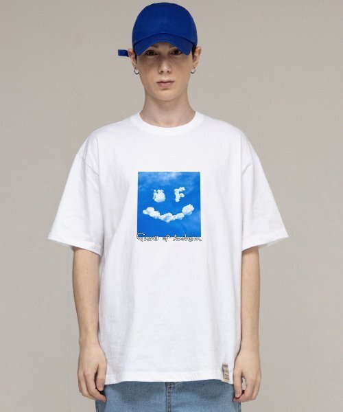 GRAVER（グレーバー）の「[ユニセックス]ドローイングスマイルクラウドロゴ半袖Tシャツ_ホワイト（Tシャツ/カットソー・レディース・ホワイト・LARGE/MEDIUM/SMALL/X-LARGE）」の2枚目の写真