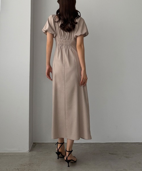Louere(ルエレ)の「スリットパフスリーブワンピース(ワンピース・レディース・ブラック/アイボリー/グレイッシュベージュ・SMALL/MEDIUM/LARGE/X-LARGE)」の9枚目の写真