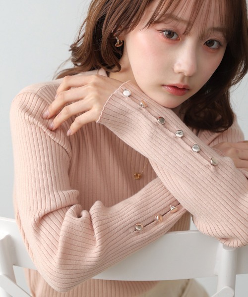 Bab（バブ）の「【選べるサイズ展開】袖ボタンハイネックリブニットトップス（ニット/セーター・レディース・ピンク/グリーン/A/チャコールグレー/アイボリー/ブラック・M/L）」の6枚目の写真