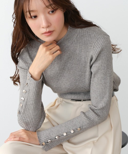 Bab（バブ）の「【選べるサイズ展開】袖ボタンハイネックリブニットトップス（ニット/セーター・レディース・ピンク/グリーン/A/チャコールグレー/アイボリー/ブラック・M/L）」の4枚目の写真