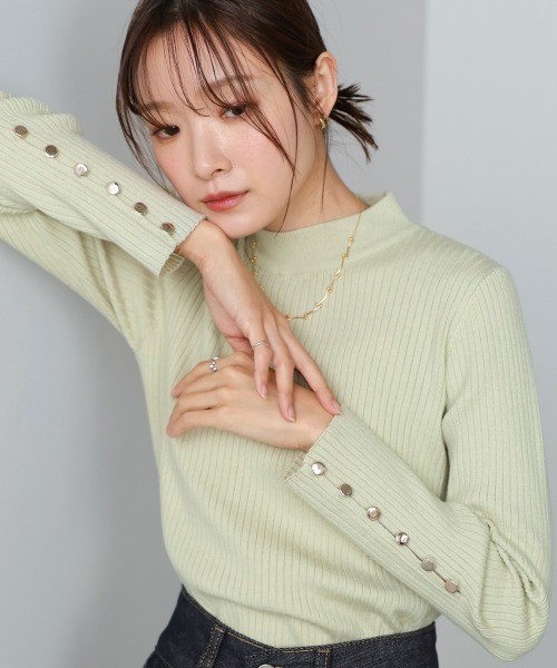 Bab（バブ）の「【選べるサイズ展開】袖ボタンハイネックリブニットトップス（ニット/セーター・レディース・ピンク/グリーン/A/チャコールグレー/アイボリー/ブラック・M/L）」の5枚目の写真