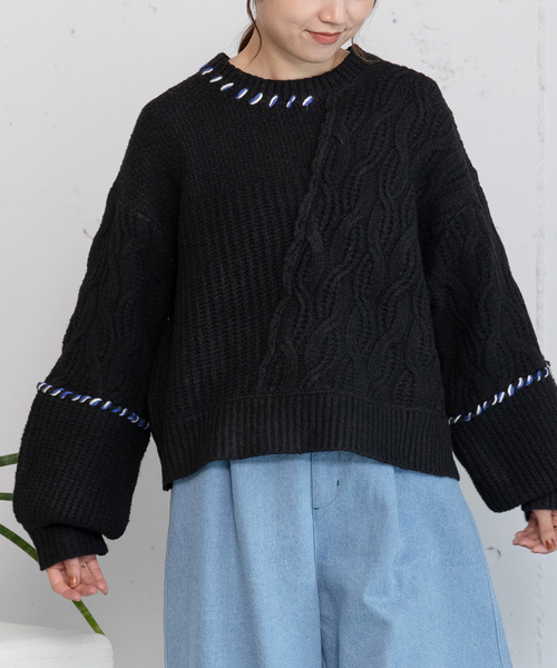 POU DOU DOU（プードゥドゥ）の「ハンドステッチななめケーブルニット（ニット/セーター・レディース・オフホワイト/ブラック/レッド/ブルー・M）」の2枚目の写真
