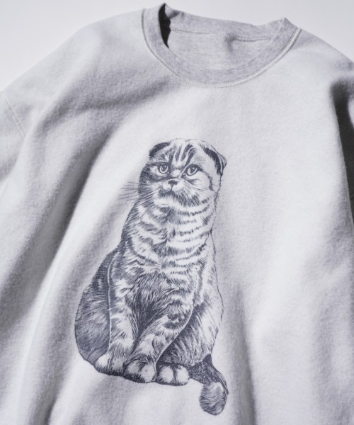 THRIFTY LOOK（スリフティールック）の「星野源様着用 NHK星野源と松重豊のおともだち　THRIFTY LOOK スリフティルック / OTHER SIZE PRINTED CAT SWEAT（スウェット・メンズ・パープル/ブラック/ホワイト・LARGE/X-LARGE/MEDIUM）」の9枚目の写真