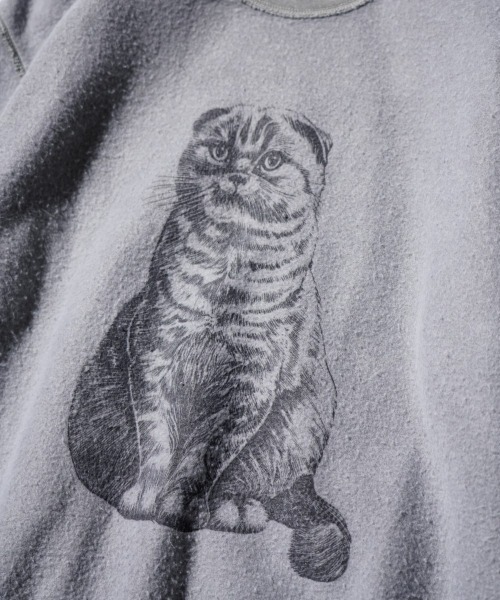 THRIFTY LOOK（スリフティールック）の「星野源様着用 NHK星野源と松重豊のおともだち　THRIFTY LOOK スリフティルック / OTHER SIZE PRINTED CAT SWEAT（スウェット・メンズ・パープル/ブラック/ホワイト・LARGE/X-LARGE/MEDIUM）」の15枚目の写真