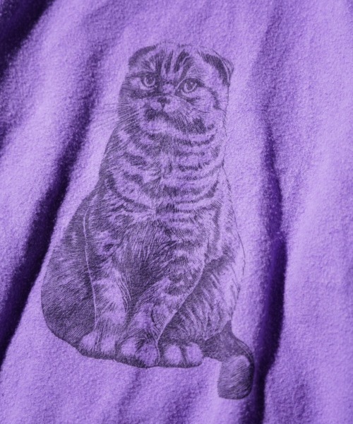 THRIFTY LOOK（スリフティールック）の「星野源様着用 NHK星野源と松重豊のおともだち　THRIFTY LOOK スリフティルック / OTHER SIZE PRINTED CAT SWEAT（スウェット・メンズ・パープル/ブラック/ホワイト・LARGE/X-LARGE/MEDIUM）」の22枚目の写真