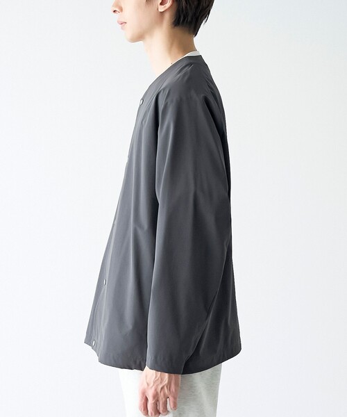 coen（コーエン）の「ストレッチテックナイロンノーカラージャケット【ストレッチ、はっ水、耐摩耗性、UVカット】（その他アウター・メンズ・ブラック/ダークグレー・S/M/L/XL）」の5枚目の写真