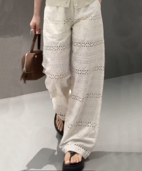 SallyLunn（サリーラン）の「総レースワイドパンツ（その他パンツ・レディース・アイボリー/ブラック・MEDIUM/LARGE）」の3枚目の写真