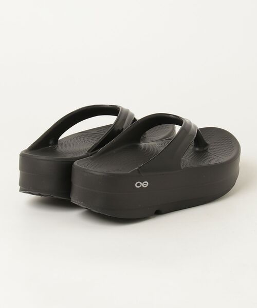 OOFOS(ウーフォス)の「【OOFOS/ウーフォス】OOmegaL(ウーメガ)厚底 リカバリーサンダル(サンダル・レディース・ブラック・23cm/24cm/25cm)」の2枚目の写真
