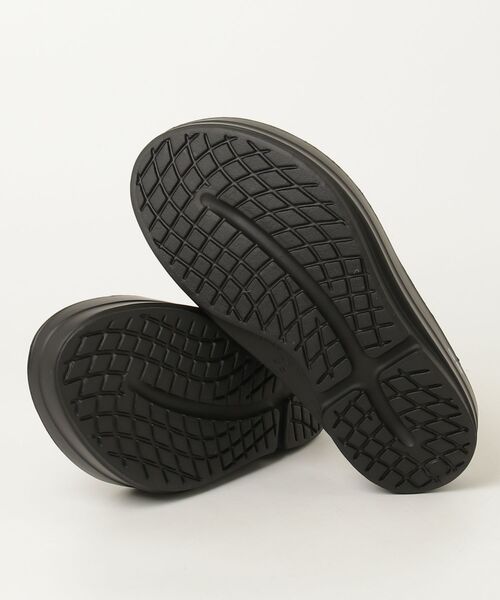OOFOS(ウーフォス)の「【OOFOS/ウーフォス】OOmegaL(ウーメガ)厚底 リカバリーサンダル(サンダル・レディース・ブラック・23cm/24cm/25cm)」の3枚目の写真