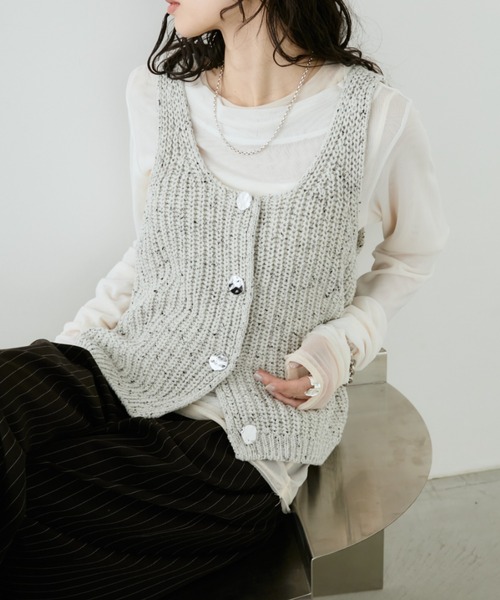 Aunt Marie's（アントマリーズ）の「メタルボタンミックスニットベスト【アンサンブル対応可能】（ベスト・レディース・ブルー/ブラック/アイボリー・FREE）」の4枚目の写真