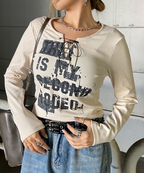 non-hedge(ノンヘッジ)の「ロゴレースアップロンT(Tシャツ/カットソー・レディース・ワインレッド/ブラック/アイボリー/グレー/オフホワイト・FREE)」の1枚目の写真