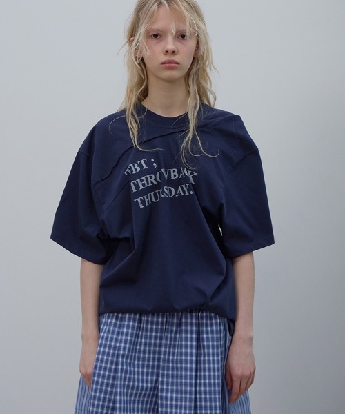 LCDC TM(エルシーディーシーティーエム)の「DRAPED LETTERING PRINT T-SHIRT(Tシャツ/カットソー・レディース・White/Navy・ONE SIZE)」の1枚目の写真