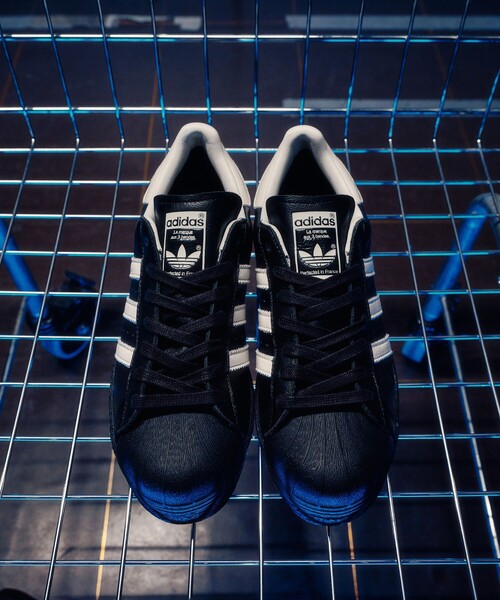 adidas Originals(アディダスオリジナルス)の「<adidas Originals>スーパースター82 GORE-TEX スニーカー(スニーカー・メンズ・ホワイト/ブラック・27cm/28cm/28.5cm/27.5cm/26cm/26.5cm/25.5cm)」の2枚目の写真