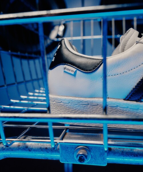 adidas Originals(アディダスオリジナルス)の「<adidas Originals>スーパースター82 GORE-TEX スニーカー(スニーカー・メンズ・ホワイト/ブラック・27cm/28cm/28.5cm/27.5cm/26cm/26.5cm/25.5cm)」の3枚目の写真