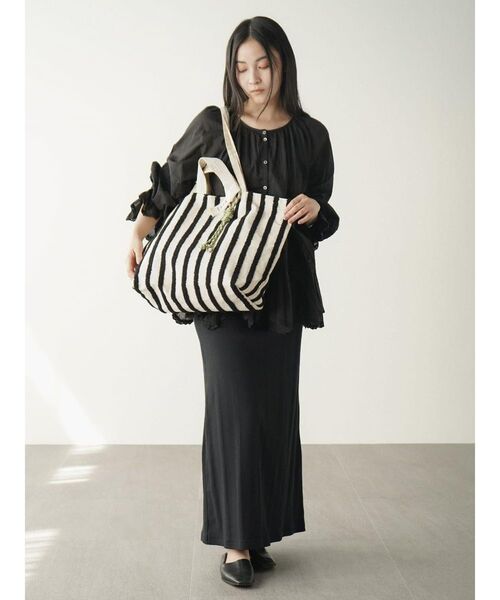 FIKA.（フィーカ）の「Loop embroidered stripe bag（トートバッグ・レディース・グリーン系その他3/ブラック/ダークブラウン・FREE）」の7枚目の写真