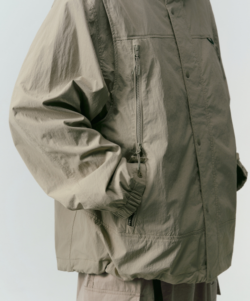 MUSINSA STANDARD（ムシンサスタンダード）の「[シティレジャー] デタッチャブルスリーブウィンドブレーカージャケット [グレイッシュベージュ]（ナイロンジャケット・メンズ・その他・MEDIUM/LARGE/X-LARGE/2XL）」の9枚目の写真