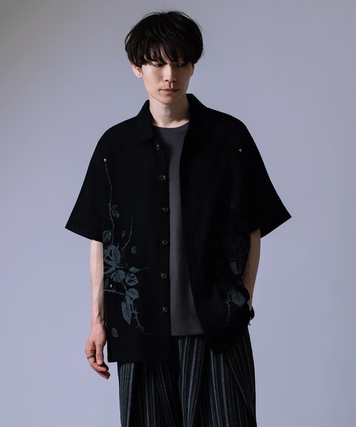 Crownor(クラウノアー)の「ローズグラフィック レギュラーカラーシャツ(シャツ/ブラウス・メンズ・ホワイト/ブラック・MEDIUM/LARGE)」の12枚目の写真