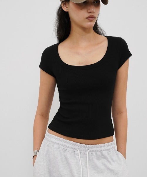 BLACKUP（ブラックアップ）の「[B-BASIC] ベーシックワイドUネックリブ半袖Tシャツ（Tシャツ/カットソー・レディース・ブラック/パープル/アイボリー・SMALL/MEDIUM）」の2枚目の写真