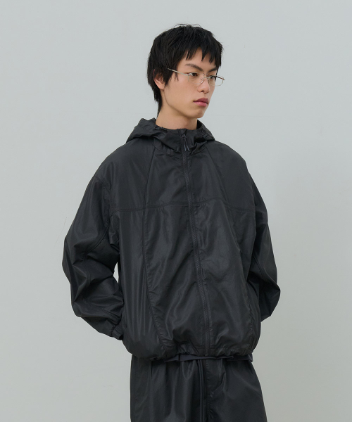 DESIRED(デシレッド)の「グロッシーフードジャケット-FBSK4111C09(ナイロンジャケット・メンズ・ダークグレー・MEDIUM/LARGE/X-LARGE)」の1枚目の写真