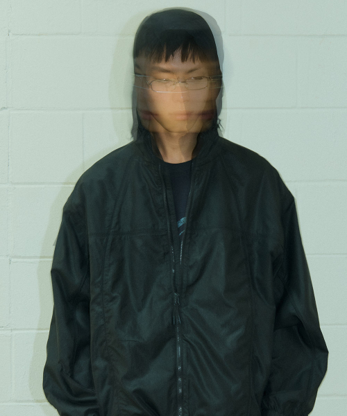 DESIRED(デシレッド)の「グロッシーフードジャケット-FBSK4111C09(ナイロンジャケット・メンズ・ダークグレー・MEDIUM/LARGE/X-LARGE)」の2枚目の写真