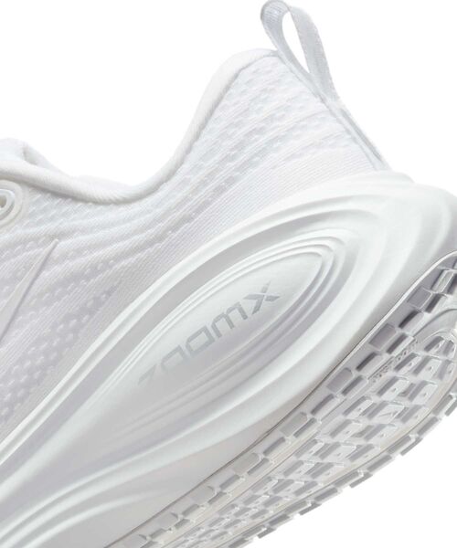 NIKE(ナイキ)の「ナイキ ボメロ プラス ウィメンズ ロード ランニングシューズ / Nike Vomero Plus Women's Road Running Shoes HV8154-102 White(スニーカー・レディース・ホワイト・29/22.5/23/23.5/24/24.5/25/25.5/26/26.5/22)」の12枚目の写真