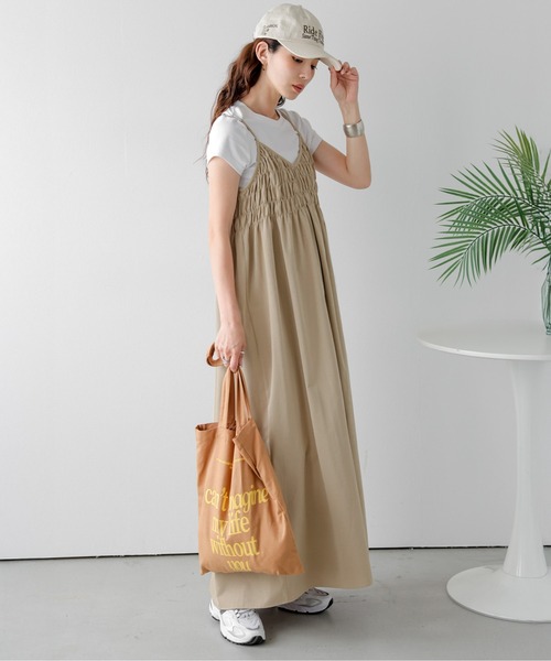 AMELY(エミリー)の「シャーリングキャミワンピース(ワンピース・レディース・ブラック/ベージュ/ライトベージュ/イエロー・C/フリー)」の9枚目の写真