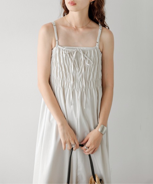 AMELY(エミリー)の「シャーリングキャミワンピース(ワンピース・レディース・ブラック/ベージュ/ライトベージュ/イエロー・C/フリー)」の18枚目の写真