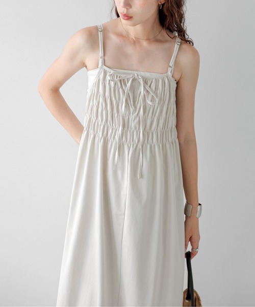 AMELY(エミリー)の「シャーリングキャミワンピース(ワンピース・レディース・ブラック/ベージュ/ライトベージュ/イエロー・C/フリー)」の16枚目の写真