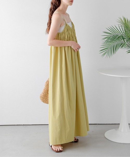 AMELY(エミリー)の「シャーリングキャミワンピース(ワンピース・レディース・ブラック/ベージュ/ライトベージュ/イエロー・C/フリー)」の19枚目の写真