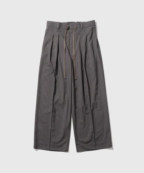 ADAM ET ROPE'(アダムエロペ)の「【WEB限定】2タック ワイドストレート ストライプ ドカンスラックス / ドカンパンツ / バギーパンツ / 定番 / ユニセックス(スラックス・メンズ・チャコールグレー/ブラック・L/M/S)」の2枚目の写真