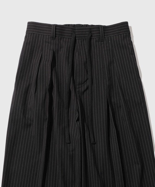 ADAM ET ROPE'(アダムエロペ)の「【WEB限定】2タック ワイドストレート ストライプ ドカンスラックス / ドカンパンツ / バギーパンツ / 定番 / ユニセックス(スラックス・メンズ・チャコールグレー/ブラック・L/M/S)」の3枚目の写真