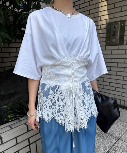 Ameri(アメリ)の「CORSET LIKE LACE DOCKING TEE(Tシャツ/カットソー・レディース・ホワイト/ブラック/レッド・FREE)」の2枚目の写真