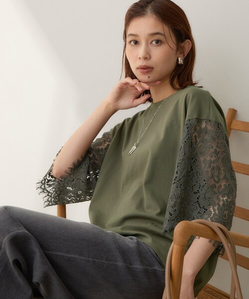 UNTITLED(アンタイトル)の「【秋映え/甘めTシャツ】袖レースプルオーバー(Tシャツ/カットソー・レディース・オフホワイト/カーキ/ブラウン系その他・00/02/04/44/48/50)」の3枚目の写真