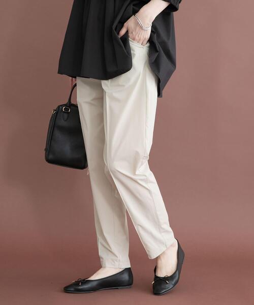 ITEMS URBANRESEARCH(アイテムズ アーバンリサーチ)の「タックテーパードストレッチパンツ(その他パンツ・レディース・ブラック/キャメル/ライトベージュ・FREE)」の1枚目の写真