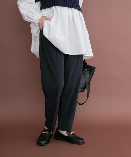 ITEMS URBANRESEARCH(アイテムズ アーバンリサーチ)の「タックテーパードストレッチパンツ(その他パンツ・レディース・ブラック/キャメル/ライトベージュ・FREE)」の2枚目の写真